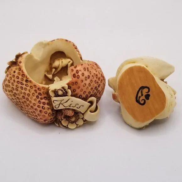 Harmony Kingdom Sweet As A Summer Kiss Strawberries Strawberry Figurine England - Picture 7 of 12